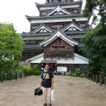 Berfoto di depan Hiroshima Castle