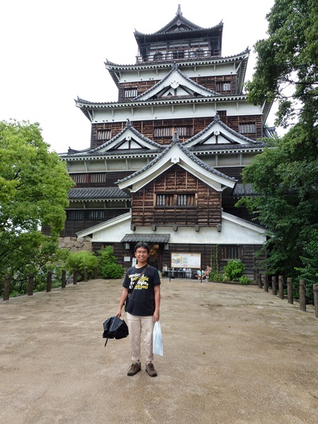 Berfoto di depan Hiroshima Castle