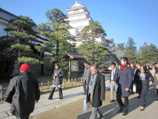 Berkeliling kompleks Tsuruga Castle