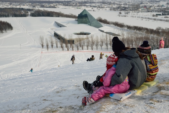 Bermain dengan anak-anak di Moerenuma Snow Park