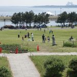 Bermain di pinggir pantai Taman Kasai Rinkai