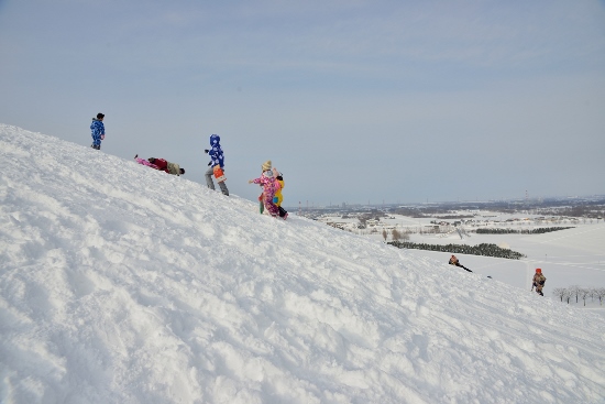 Bermain salju di Moerenuma Snow Park Sapporo