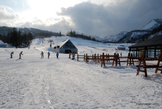 Bermain ski dan seluncur di Resort Ski Kiroro