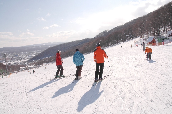 Bermain ski di Moiwa Ski Resort