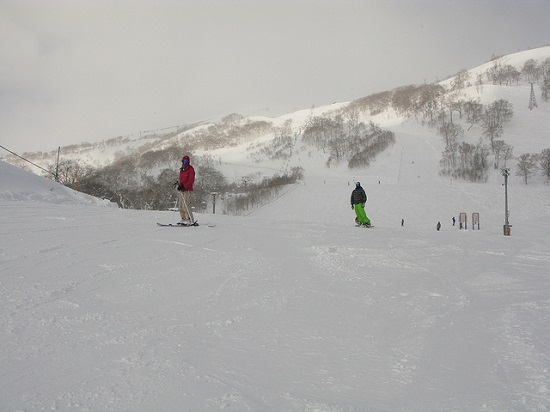 Bermain ski di Resort Ski Niseko