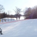 Bermain ski di Snow Town Yeti