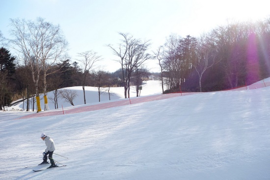 Bermain ski di Snow Town Yeti