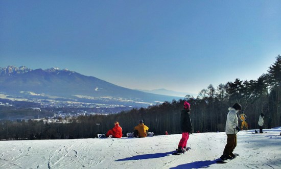 Bermain snowboard di Resort Ski Fujimi Panorama