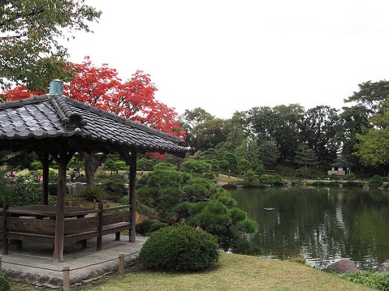 Bersantai di gazebo Kiyosumi Garden Tokyo