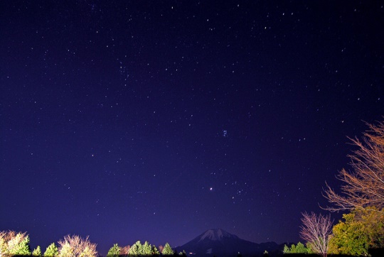 Bintang malam dan Gunung Daisen dari Tottori Hanakairo