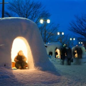 Coba masuk rumah igloo saat Festival Kamakura Akita