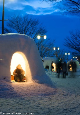 Coba masuk rumah igloo saat Festival Kamakura Akita