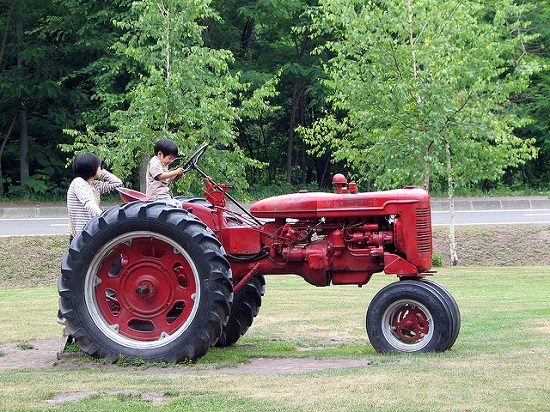 Coba membajak kebun di Furano Cheese Factory