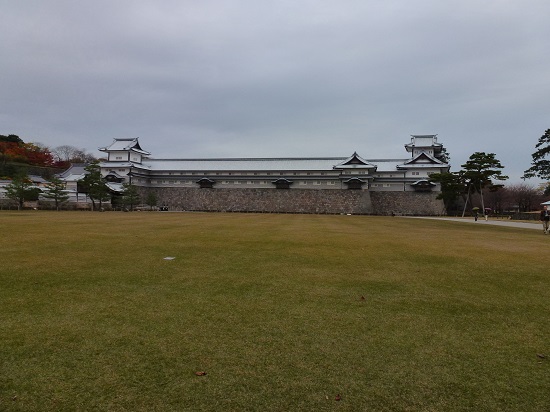 Dinding Kanazawa Castle dari Taman Kenrokuen