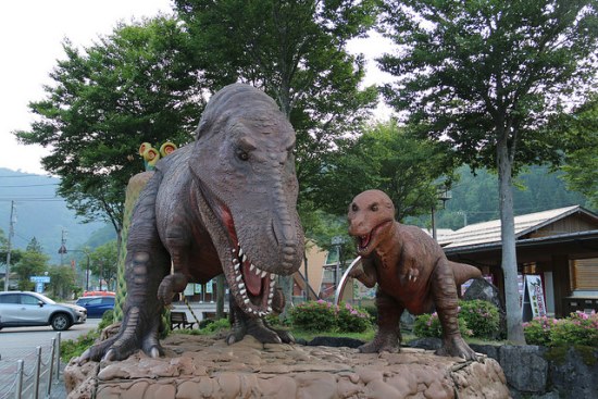 Dinosaurus di depan stasiun Fukui