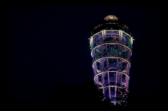 Enoshima Sea Candle tampak di malam hari