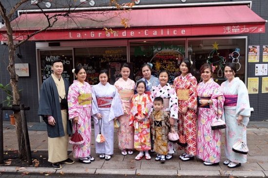 Foto bersama keluarga dengan kimono