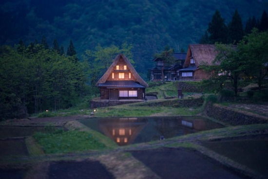 Foto satu rumah tradisional saat Gokayama Illumination