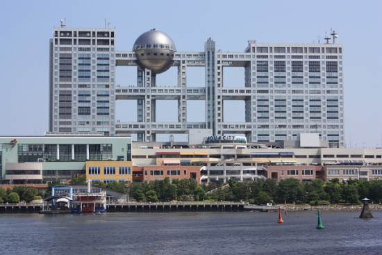 Gedung Fuji Televisi dari kejauhan