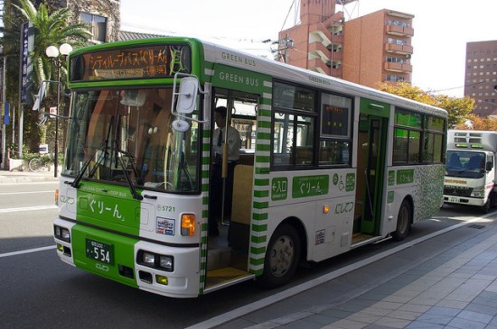 Green bus berkeliling sekitar Stasiun Hakata