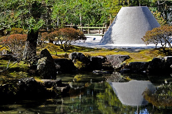Gundukan Pasir di taman di sekitar Kuil Ginkakuji
