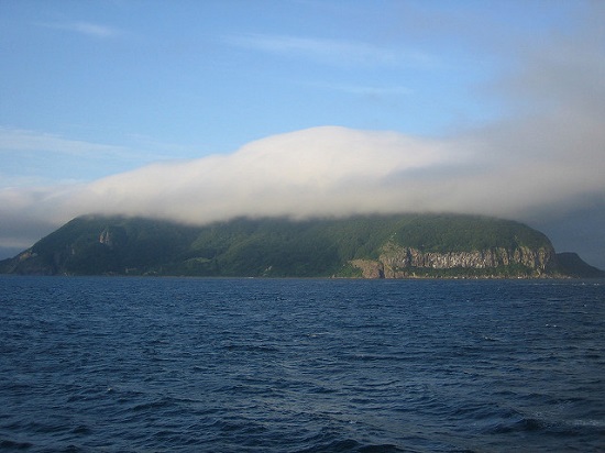 Gunung Hakodate dilihat dari lautan