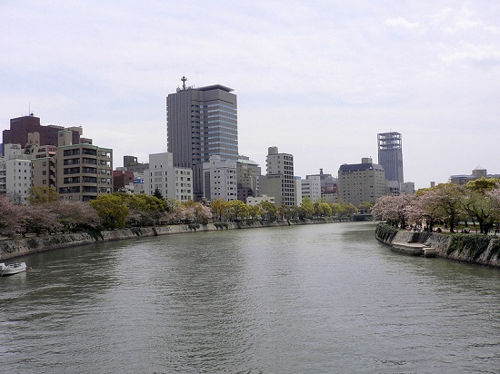 Hanami di sungai Motoyasu Peace Memorial Park