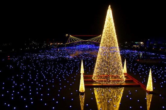 Iluminasi Amanogawa di Taman Kansui Toyama