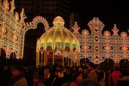 Iluminasi Kobe Luminarie di Taman Higashiyuenchi