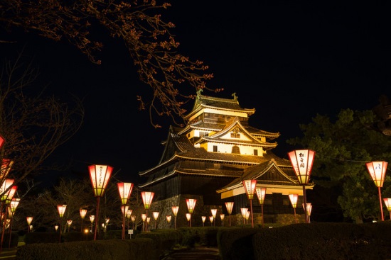 Iluminasi malam Kastil Matsue