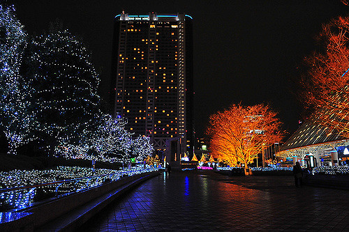 Iluminasi malam di Tokyo Dome Hotel