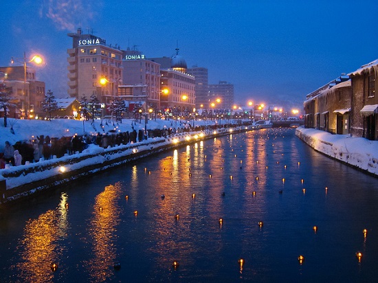 Iluminasi malam hari di kanal otaru