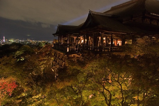 Indahnya iluminasi momiji di Kuil Kiyomizudera