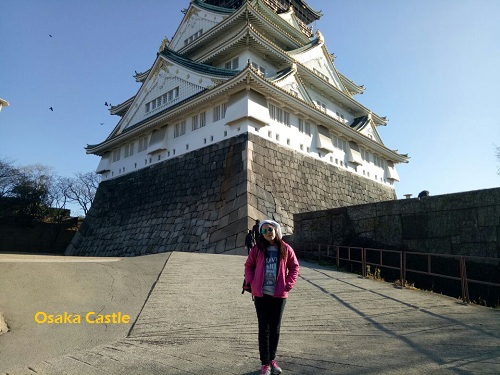 Itinerary Tokyo Osaka Shirakawago berfoto di Osaka Castle