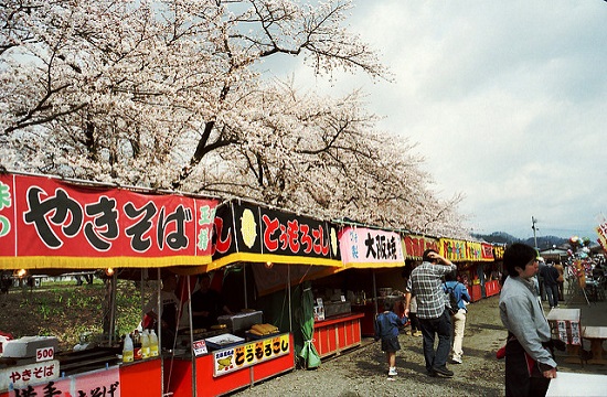 Jajanan tradisional dalam Festival Sakura Kakunodate