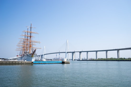 Jembatan Shin-Minato Ohashi dari Taman Kaiwomaru Toyama