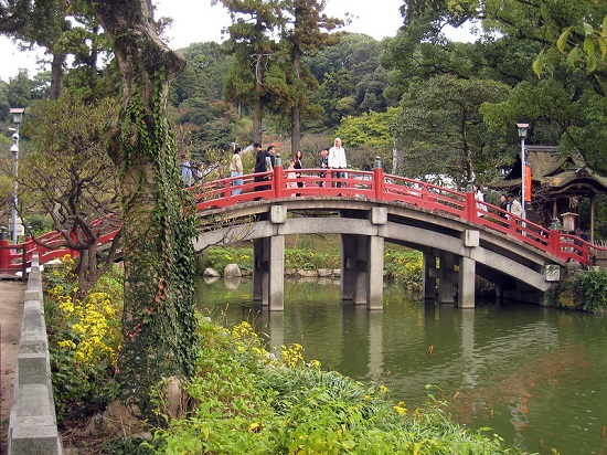 Jembatan Taiko dan Kolam Shinjiike di Kuil Dazaifu Temmangu