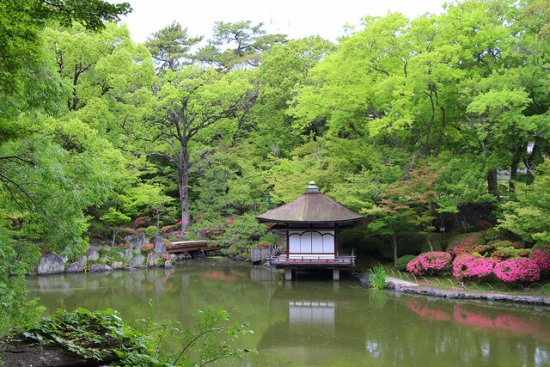 Keindahan taman di kompleks Kastil Wakayama