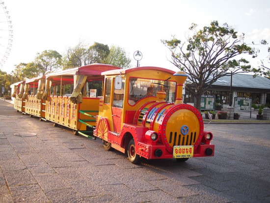 Kereta Nanohana di Taman Kasai Rinkai Tokyo