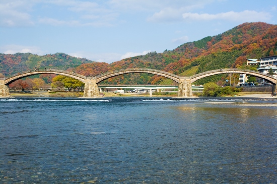 Kintai Bridge saat musim gugur