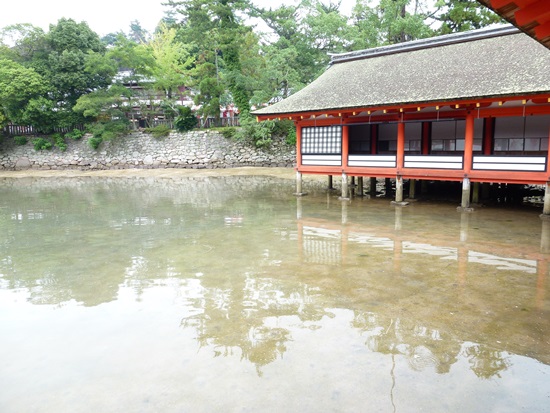 Kolam cermin di Kuil Itsukushima Miyajima