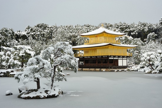 Kuil Kinkakuji di musim dingin