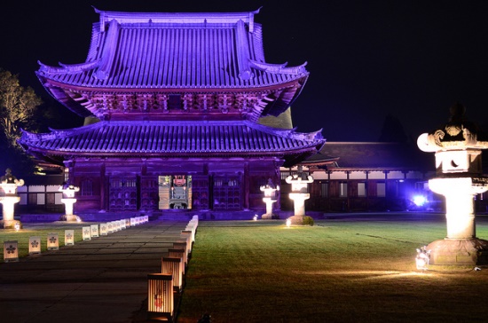 Kuil Zuiryuji di Toyama saat malam hari
