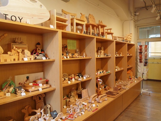 Mainan-mainan kayu di Tokyo Toy Museum