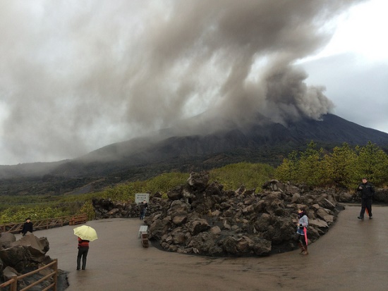 Melihat asap gunung sakurajima dari dekat