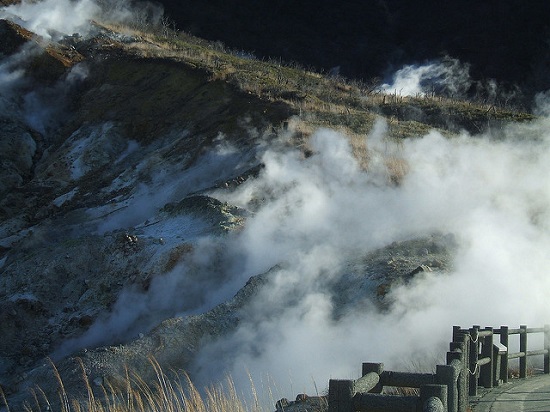 Melihat kawah aktif Owakudani di Hakone