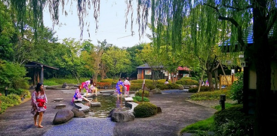 Memakai yukata dan berendam di onsen