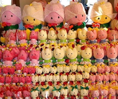 Membeli oleh-oleh maskot Huis Ten Bosch Nagasaki