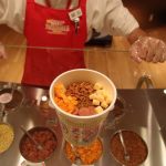 Membuat cup noodles sendiri di Museum Ramen Yokohama