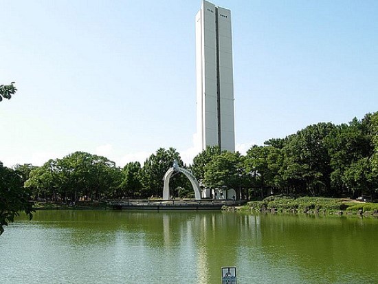 Menara perdamaian di Taman Daisen Osaka